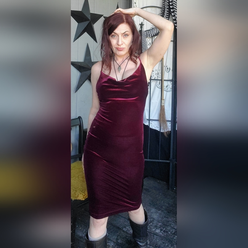 Lulu"s Burgundy Velvet bodycon midi dress small